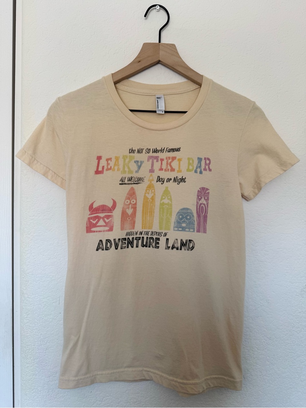Disney Adventureland Leaky Tiki Bar Pride T-Shirt Size Medium
